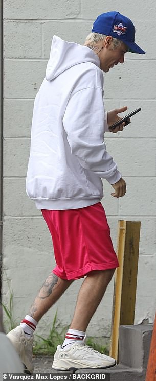 justin bieber coi ao, khoe loat hinh xam lon ra pho sau buoi tap nhay hinh 7