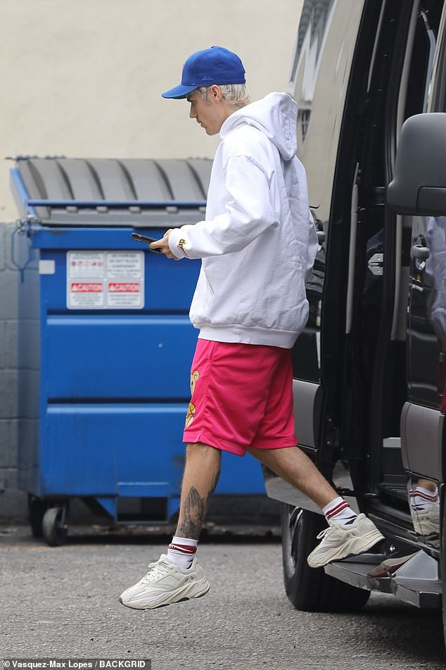 justin bieber coi ao, khoe loat hinh xam lon ra pho sau buoi tap nhay hinh 8