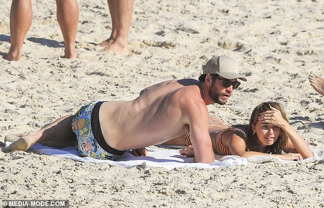 liam hemsworth ngot ngao hon ban gai moi tren bai bien sau khi ly hon hinh 2