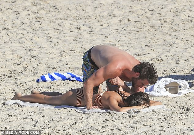 liam hemsworth ngot ngao hon ban gai moi tren bai bien sau khi ly hon hinh 3