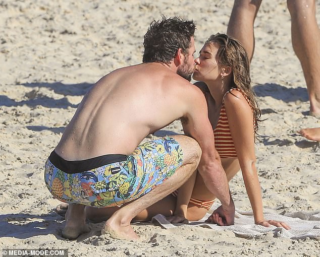 liam hemsworth ngot ngao hon ban gai moi tren bai bien sau khi ly hon hinh 4