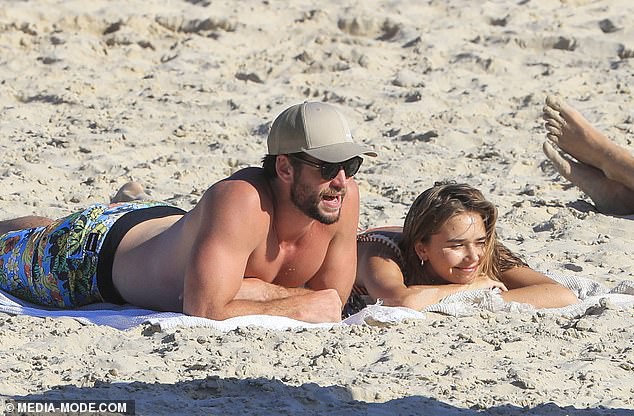 liam hemsworth ngot ngao hon ban gai moi tren bai bien sau khi ly hon hinh 5