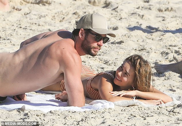 liam hemsworth ngot ngao hon ban gai moi tren bai bien sau khi ly hon hinh 6