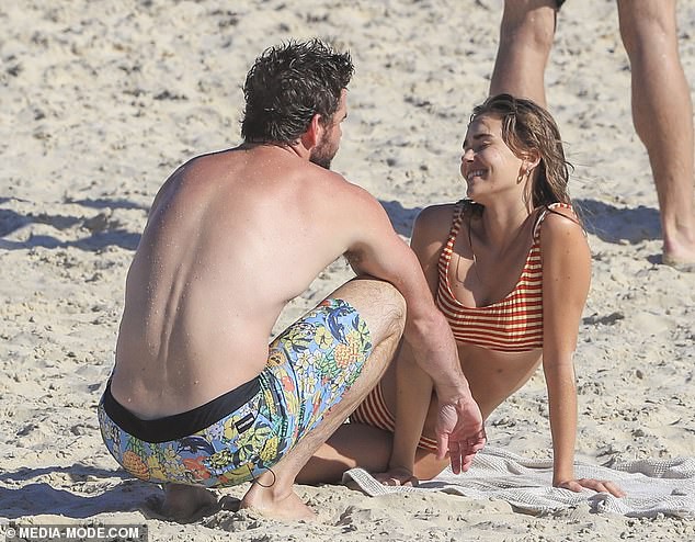 liam hemsworth ngot ngao hon ban gai moi tren bai bien sau khi ly hon hinh 7