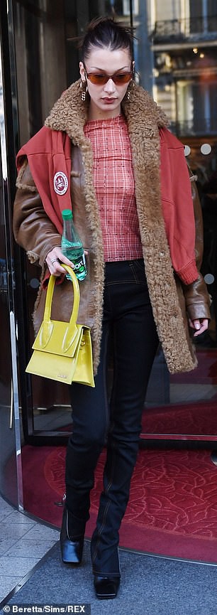 bella hadid mac do kin dao ra pho, thu hut voi than thai sang chanh hinh 2