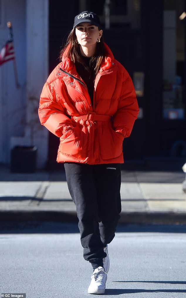 sieu mau emily ratajkowski de mat moc di an trua cung ban be  hinh 1