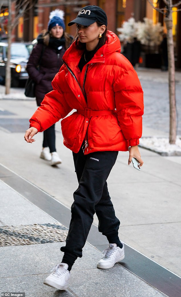 sieu mau emily ratajkowski de mat moc di an trua cung ban be  hinh 2