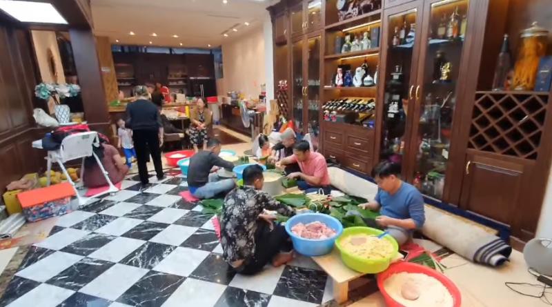  Tuấn Hưng hào hứng cùng bạn bè tự gói bánh chưng trước Tết Nguyên đán - 1