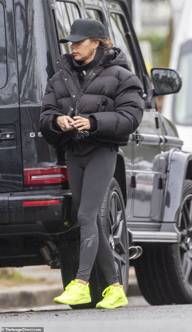 victoria beckham mac do tap gym, de mat moc ra pho hinh 1