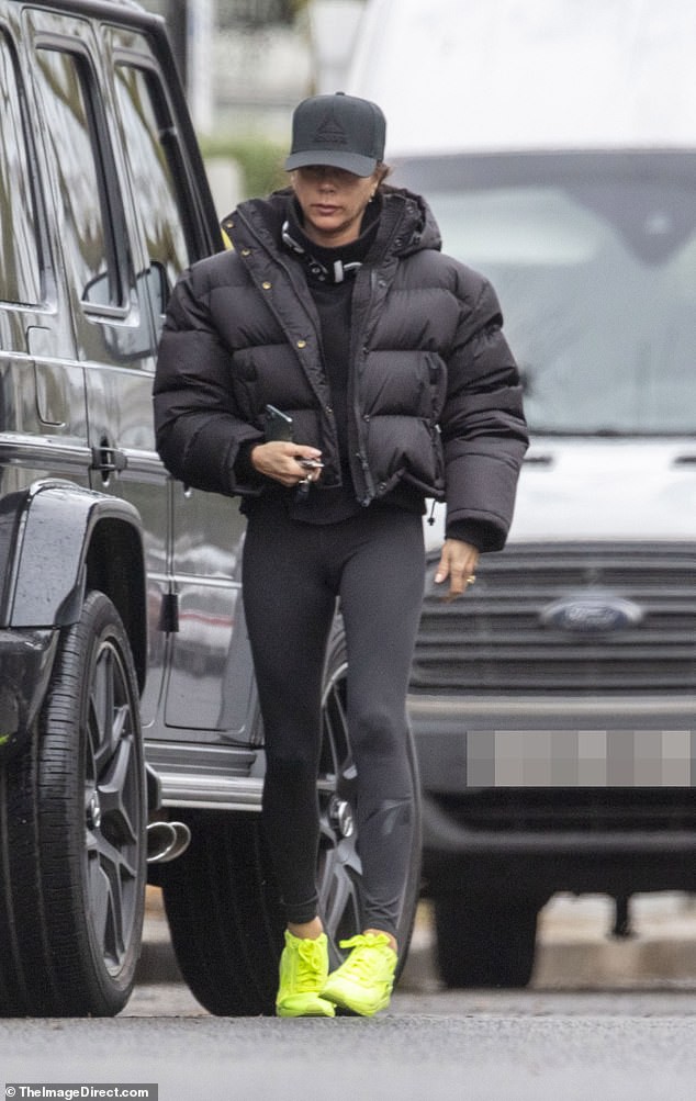 victoria beckham mac do tap gym, de mat moc ra pho hinh 2