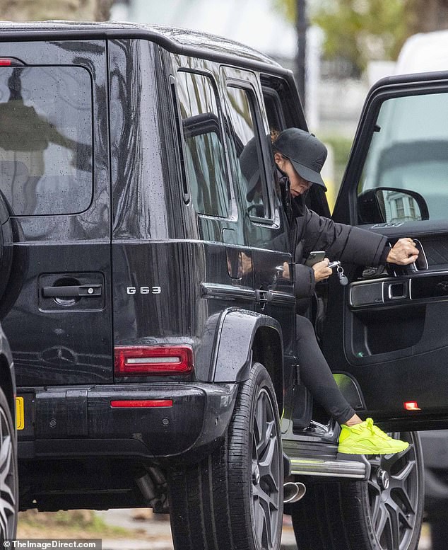 victoria beckham mac do tap gym, de mat moc ra pho hinh 3