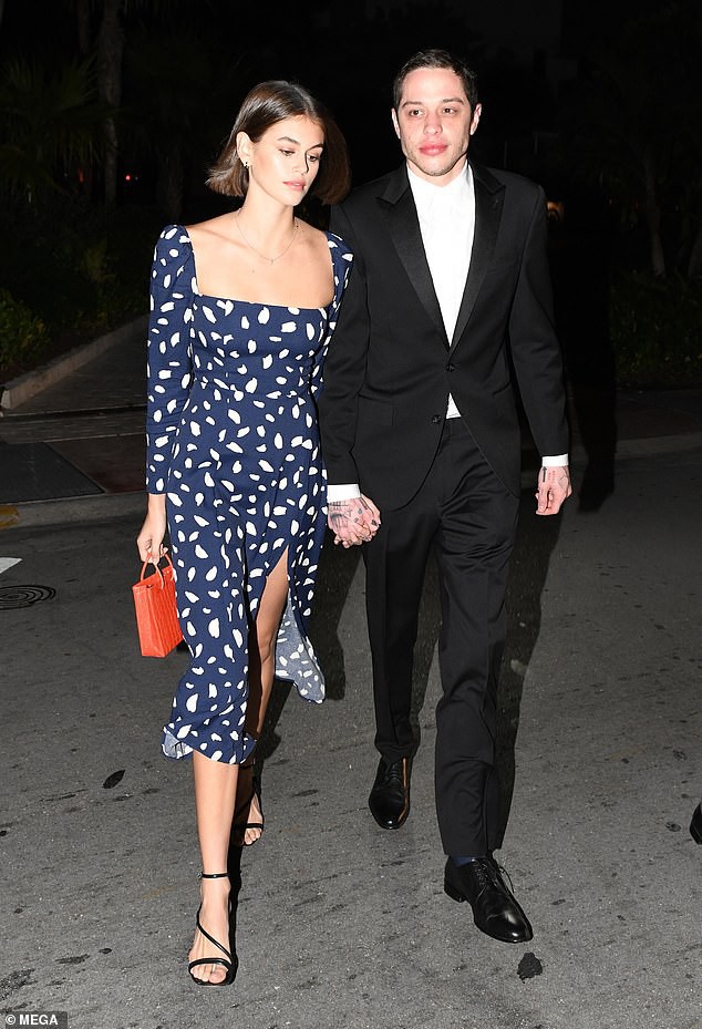 con gai cindy crawford buon ba ra pho sau khi chia tay ban trai hinh 6