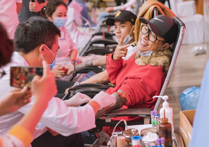 chuyen showbiz: ho ngoc ha duoc kim ly cau hon truoc them valentine? hinh 3