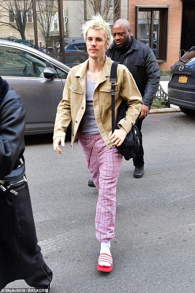 justin bieber dau toc bu xu, mac do ngu loi thoi xuong pho cung vo hinh 1