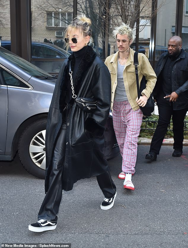justin bieber dau toc bu xu, mac do ngu loi thoi xuong pho cung vo hinh 2