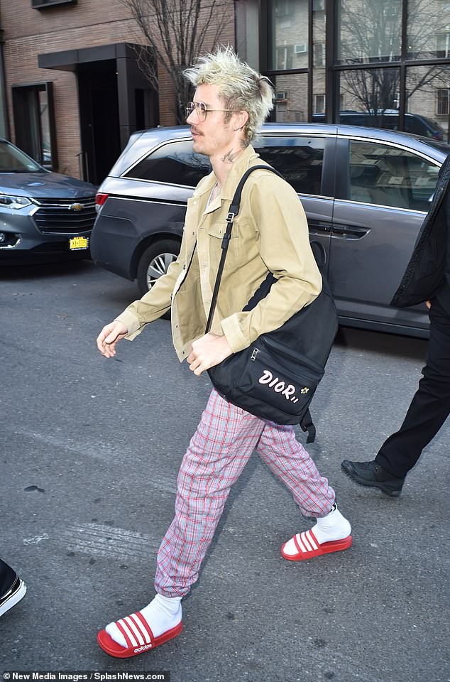 justin bieber dau toc bu xu, mac do ngu loi thoi xuong pho cung vo hinh 3