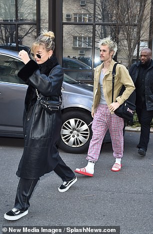 justin bieber dau toc bu xu, mac do ngu loi thoi xuong pho cung vo hinh 5