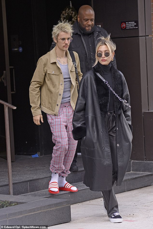justin bieber dau toc bu xu, mac do ngu loi thoi xuong pho cung vo hinh 7