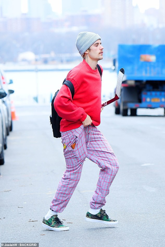 justin bieber dau toc bu xu, mac do ngu loi thoi xuong pho cung vo hinh 8