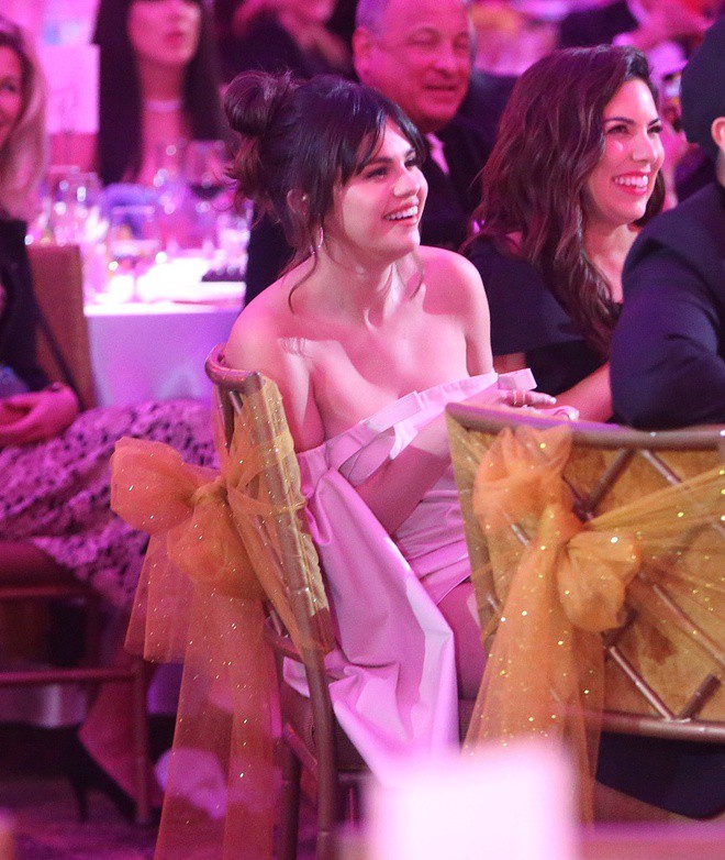 selena gomez tai xuat xinh dep voi dam hong pastel tre vai ngot ngao hinh 8