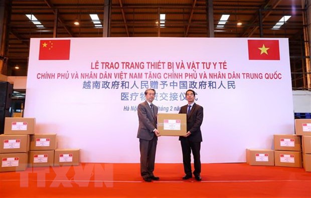 Viet Nam tang trang thiet bi y te tri gia 500.000 USD cho Trung Quoc hinh anh 2