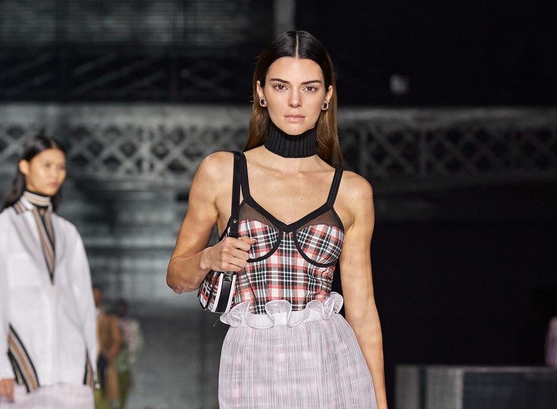 kendall jenner mac vay hoa tiet bo sat, rang ro du trien lam o london hinh 6