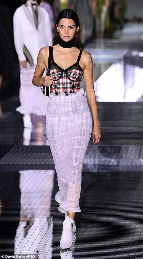 kendall jenner mac vay hoa tiet bo sat, rang ro du trien lam o london hinh 7