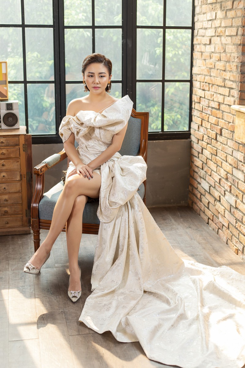 van mai huong tung ca khuc ve chuyen tinh buon sau song gio hinh 1
