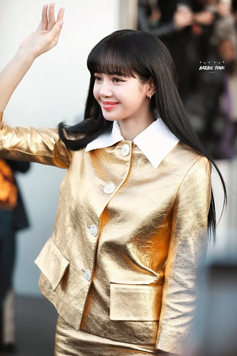 lisa (black pink) dien set do vang ruc ro, sang chanh tai show prada hinh 4