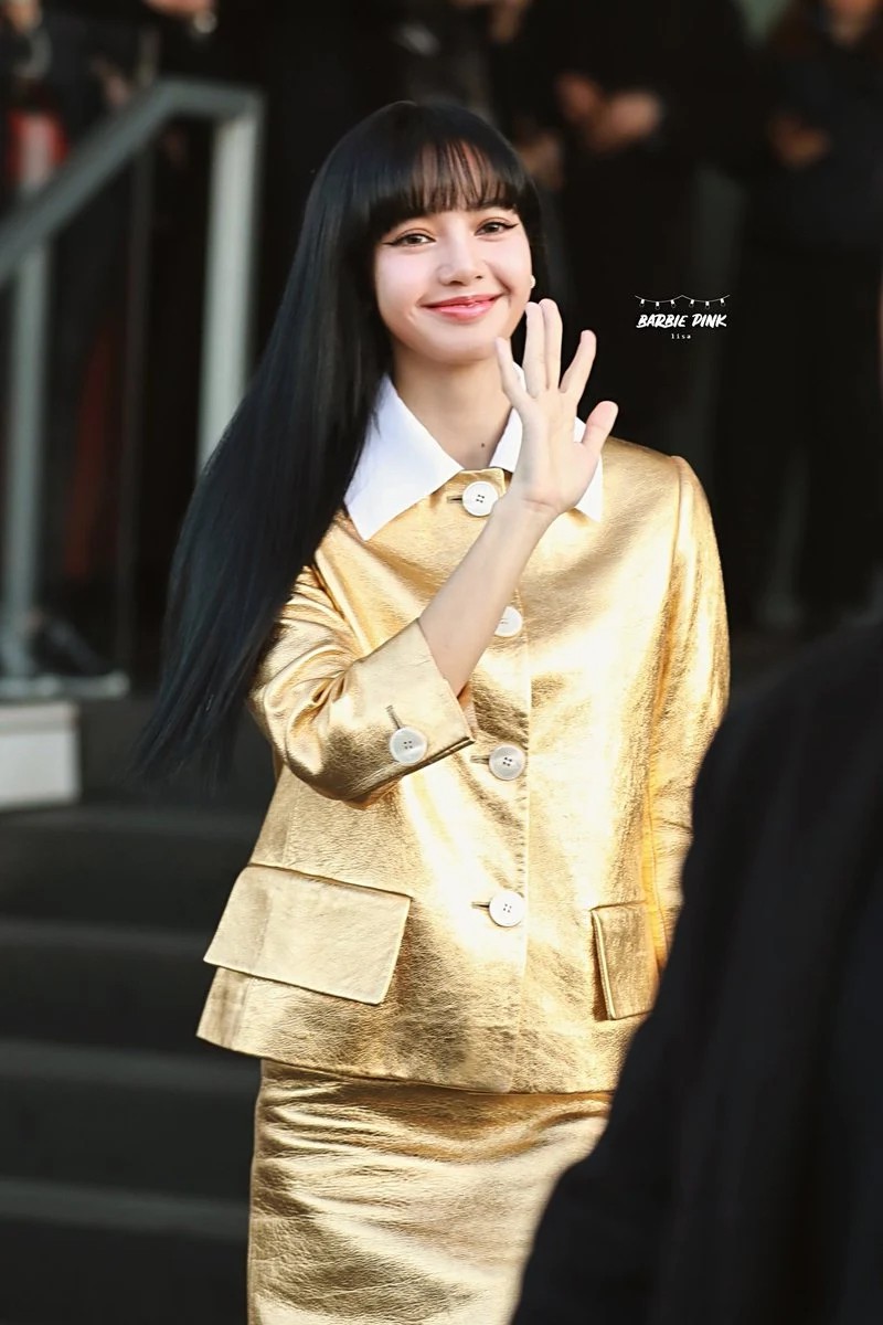 lisa (black pink) dien set do vang ruc ro, sang chanh tai show prada hinh 2
