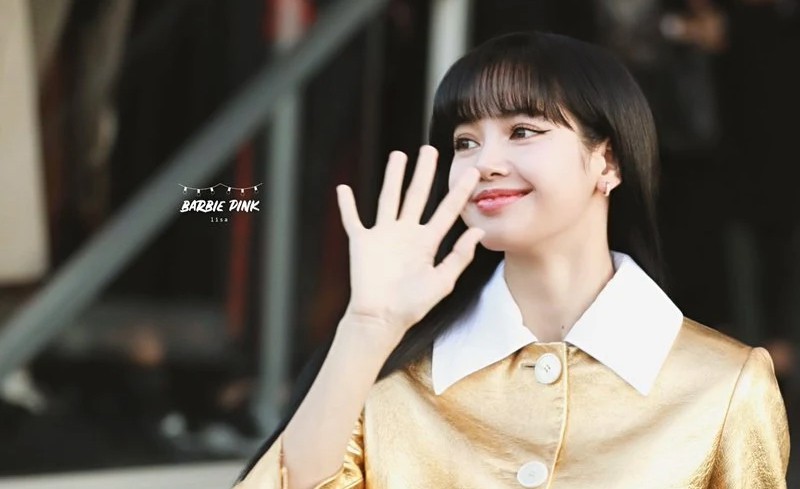 lisa (black pink) dien set do vang ruc ro, sang chanh tai show prada hinh 3