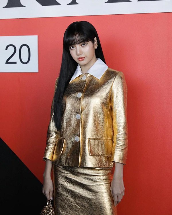 lisa (black pink) dien set do vang ruc ro, sang chanh tai show prada hinh 5