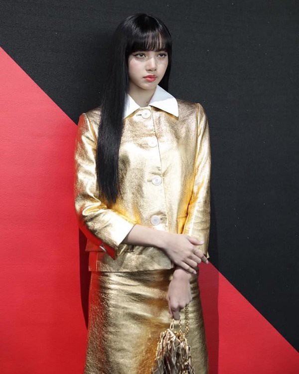 lisa (black pink) dien set do vang ruc ro, sang chanh tai show prada hinh 6