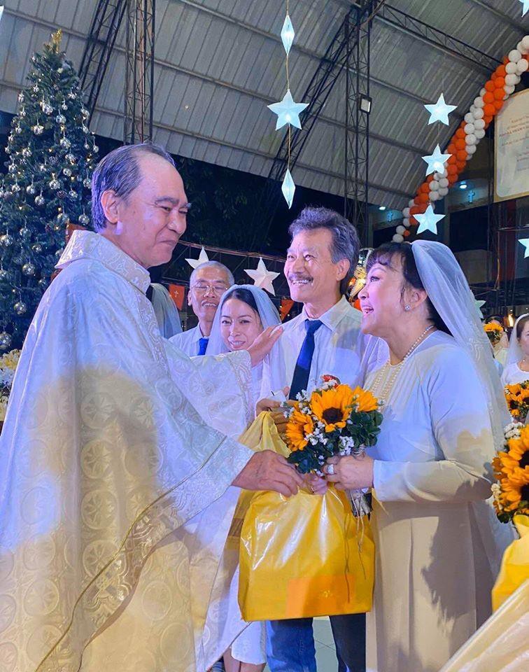 danh ca huong lan rang ro ben chong trong le cuoi o nha tho hinh 6