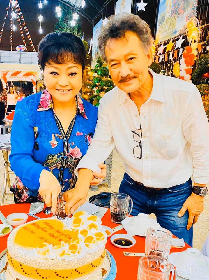 danh ca huong lan rang ro ben chong trong le cuoi o nha tho hinh 7