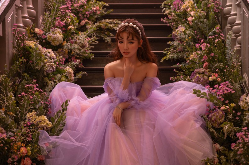 choang ngop truoc do trang le nhu truyen co tich trong mv moi cua amee hinh 1