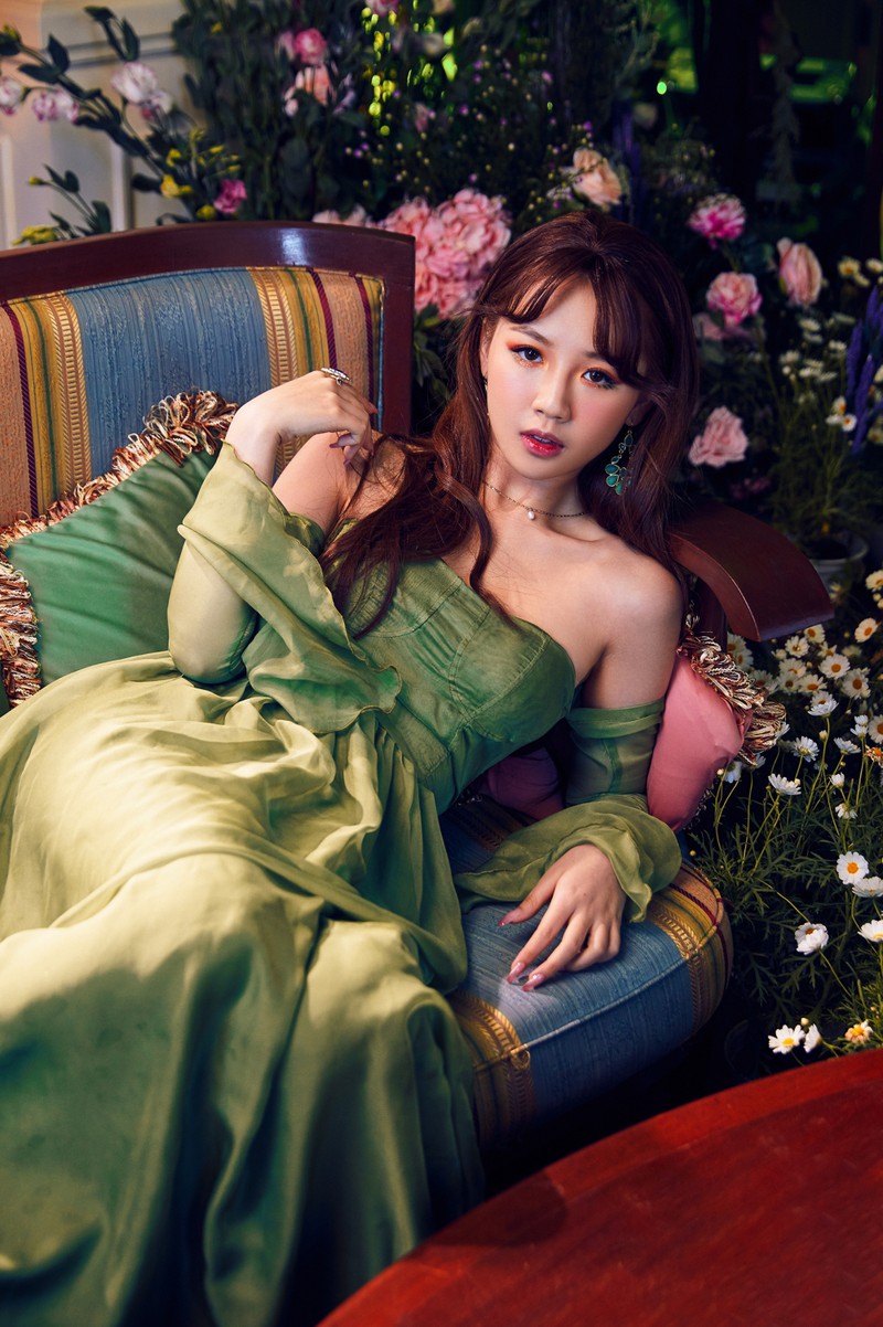 choang ngop truoc do trang le nhu truyen co tich trong mv moi cua amee hinh 3