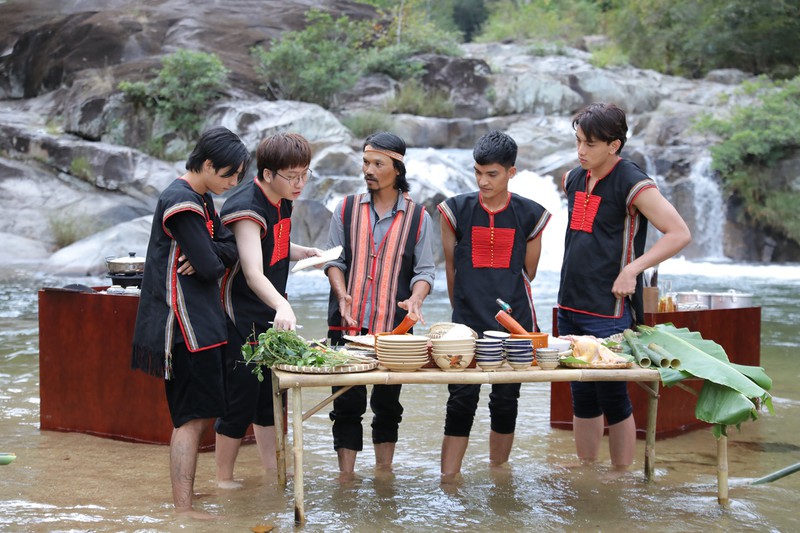 mac van khoa bat nat phat la, bat ngo bi "gao ten" truoc suoi hinh 2