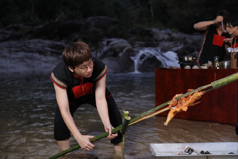 mac van khoa bat nat phat la, bat ngo bi "gao ten" truoc suoi hinh 3