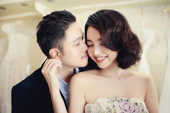 chuyen showbiz: hoa hau khanh van deo khau trang cho cho cung hinh 4