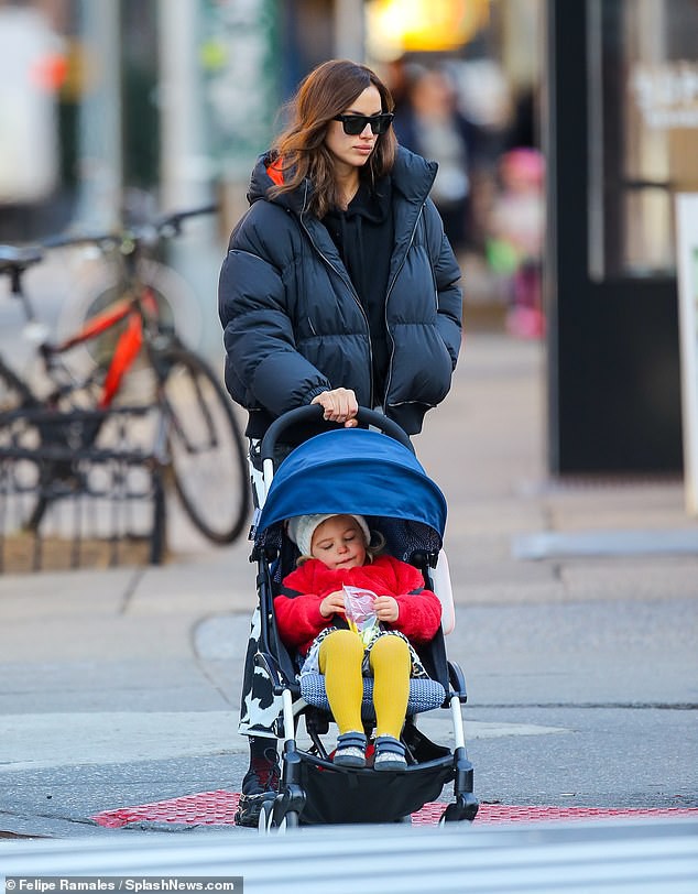 irina shayk xinh dep dua con gai ra pho trong tiet troi gia lanh o my hinh 1