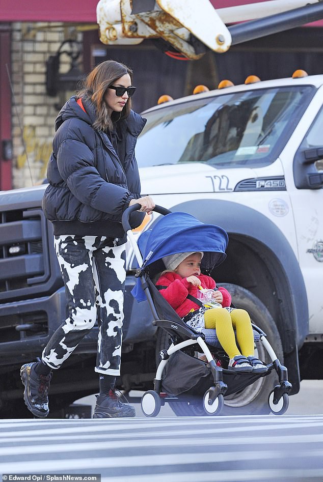 irina shayk xinh dep dua con gai ra pho trong tiet troi gia lanh o my hinh 2