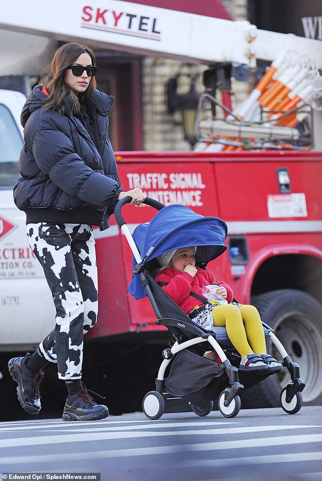irina shayk xinh dep dua con gai ra pho trong tiet troi gia lanh o my hinh 3