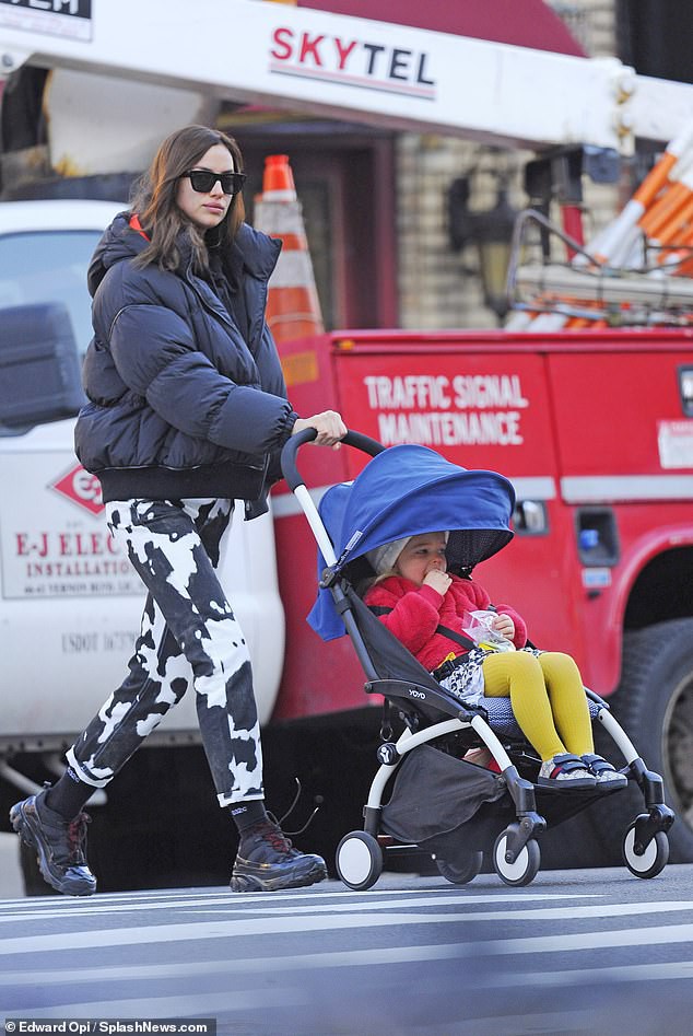 irina shayk xinh dep dua con gai ra pho trong tiet troi gia lanh o my hinh 4