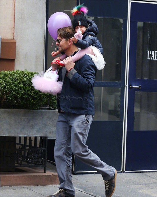irina shayk xinh dep dua con gai ra pho trong tiet troi gia lanh o my hinh 6
