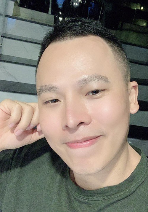 chuyen showbiz: hoa hau khanh van deo khau trang cho cho cung hinh 2