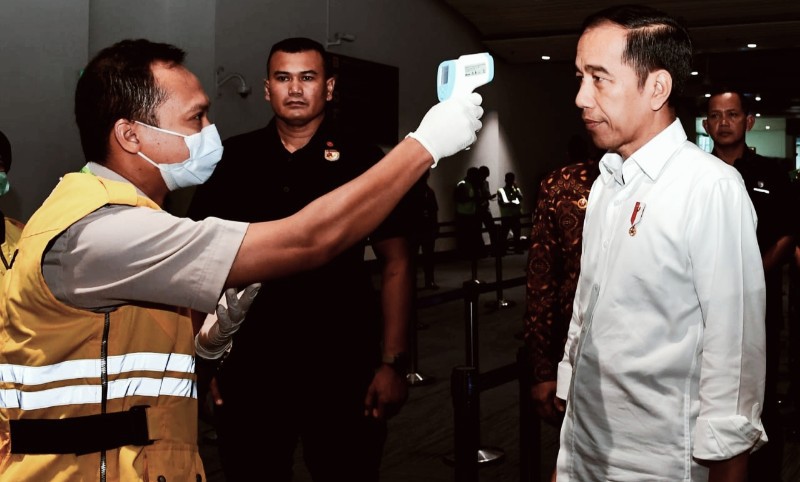 tong thong indonesia va cac bo truong xet nghiem sars-cov-2 hinh 1