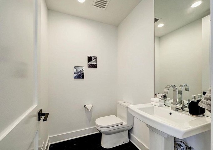 can nha tone trang den rong 900m2 cua sieu mau bang lang tai my hinh 11