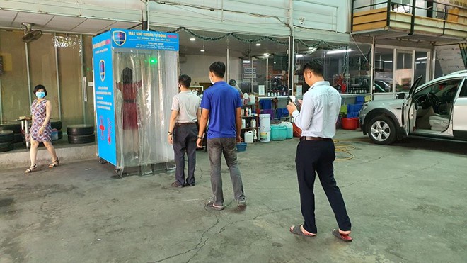 cap vo chong tre sang kien lam buong khu khuan di dong chong covid-19 hinh 2