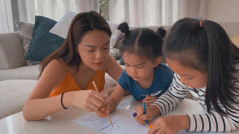 chuyen showbiz: h'hen nie tinh tu cung ban trai ve tham que hinh 3